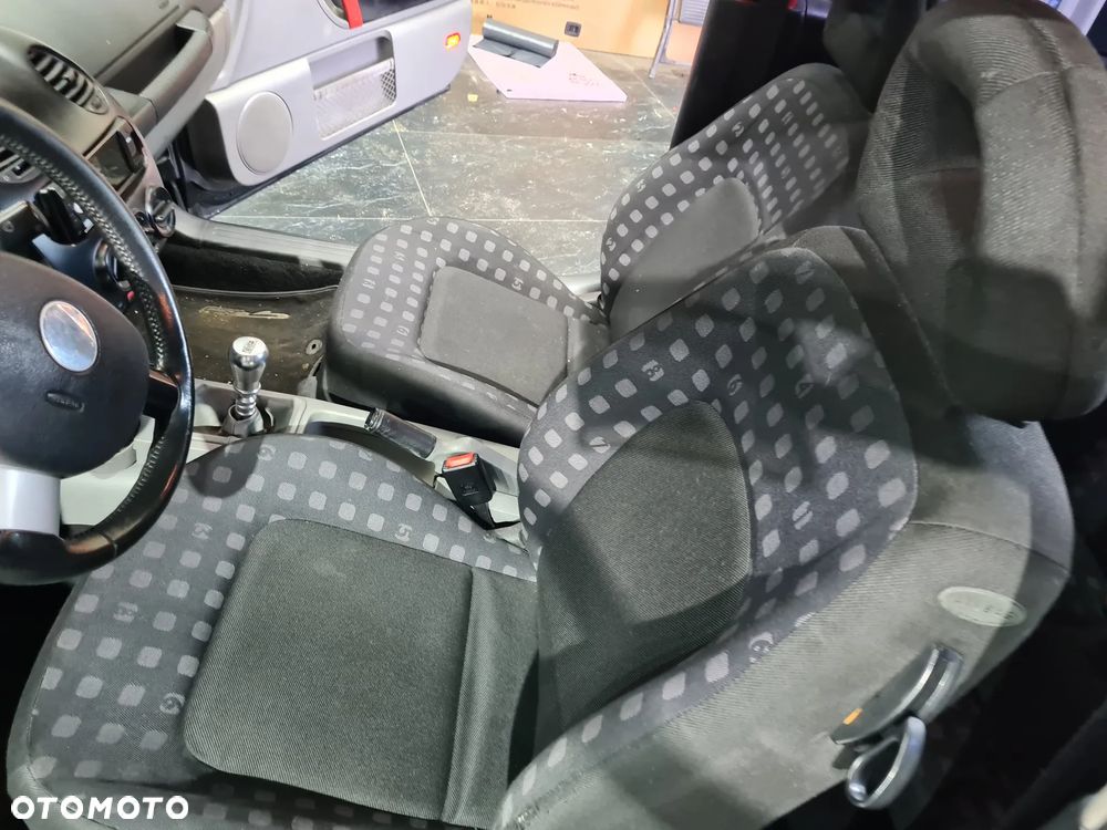 Volkswagen New Beetle - 18