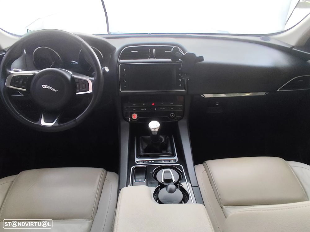 Jaguar F-Pace 2.0 i4D Pure - 9
