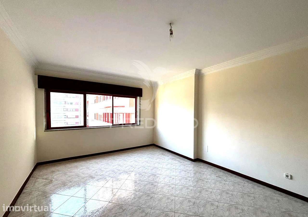 T2 Na Cavaleira com Parqueamento - Grande imagem: 5/25
