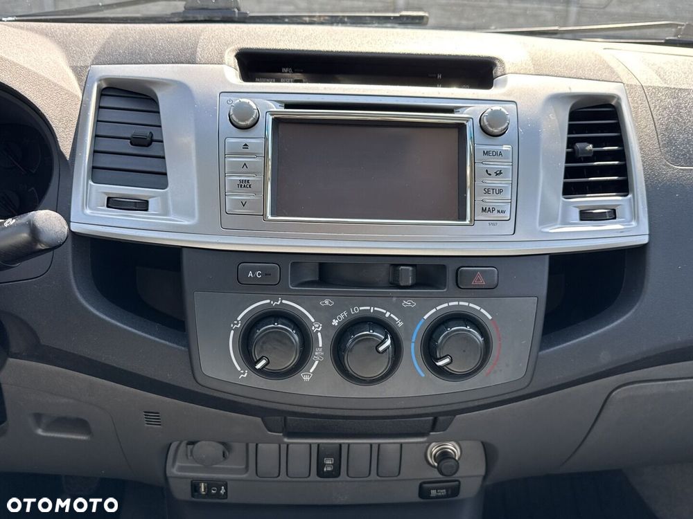 Toyota Hilux 2.5 D-4D SR - 24