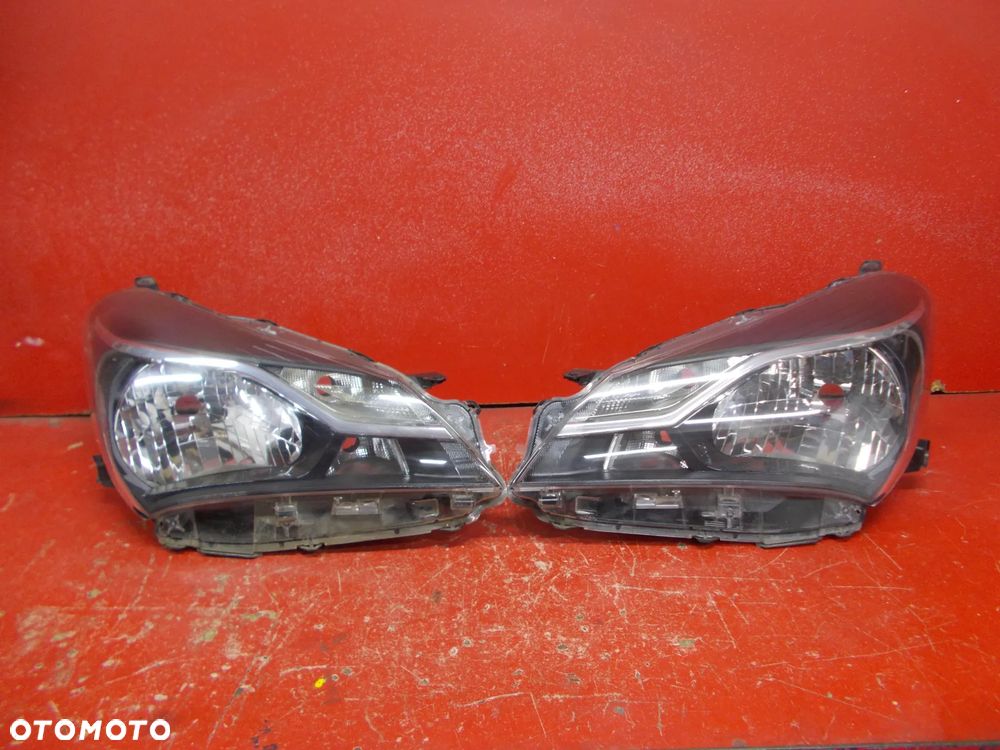 TOYOTA YARIS III LIFT 17 -> LAMPA PRAWA  LEWA PRZÓD PRZEDNIA - 1