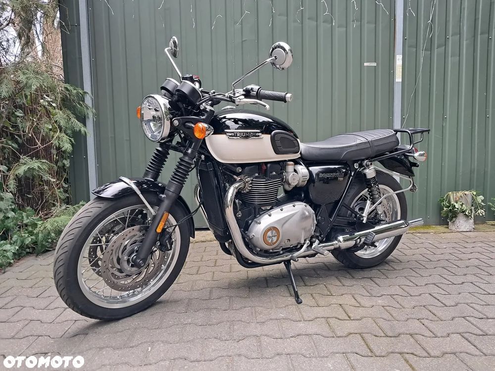 Triumph Bonneville - 1