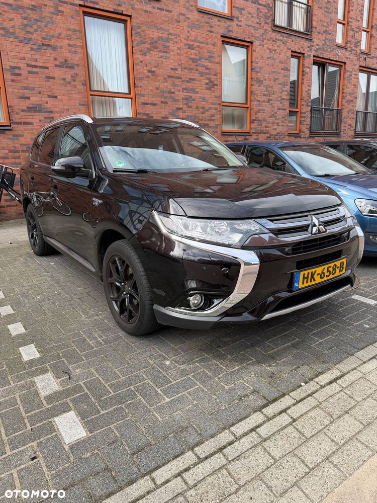 Mitsubishi Outlander Instyle NAVI + - 13