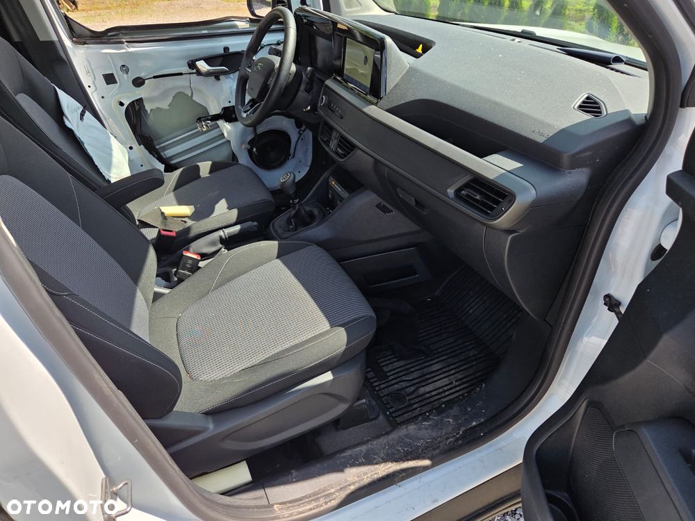 Ford Transit Courier - 11