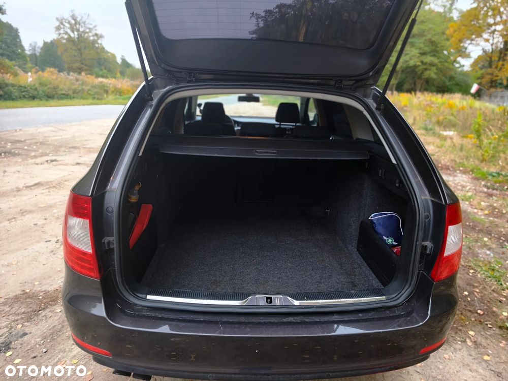 Skoda Superb 2011 photo 5