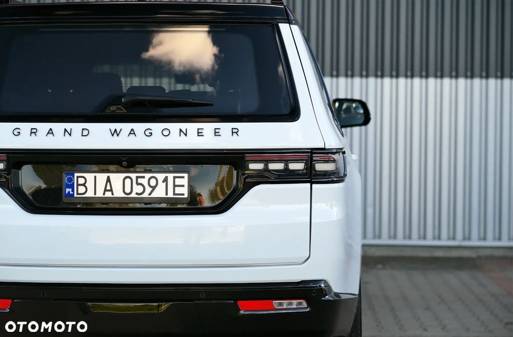 Jeep Grand Wagoneer - 15