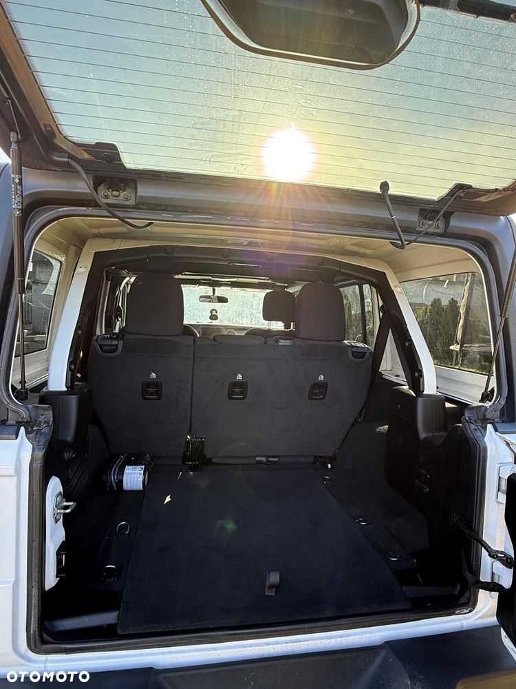 Jeep Wrangler - 32