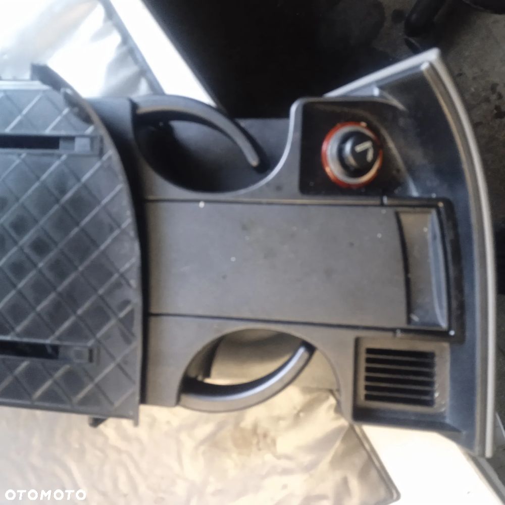 Uchwyt na kubki T5 multivan 7H5858601G - 3