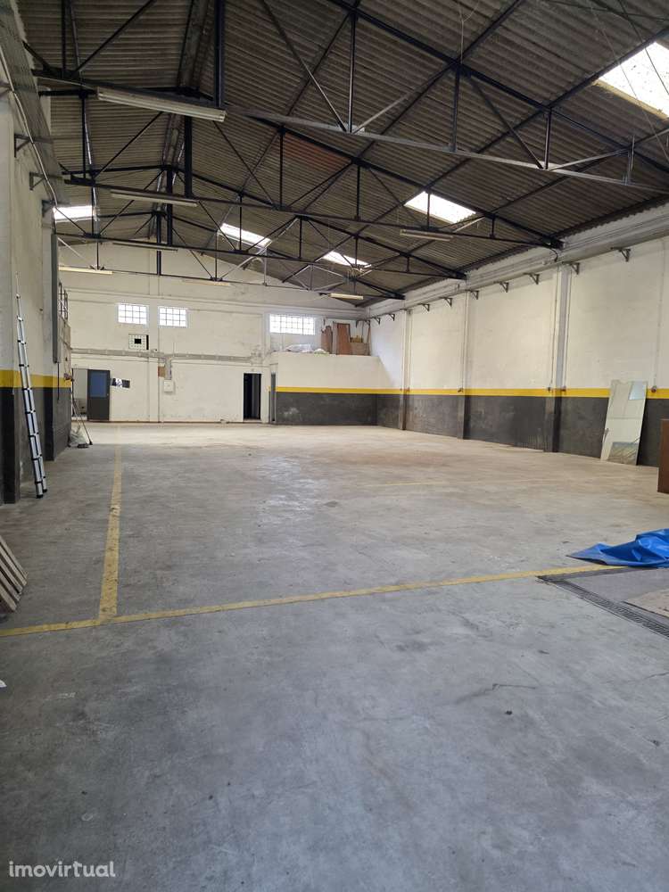 Armazém de 500m² com escritórios e estacionamento - Grande imagem: 3/6
