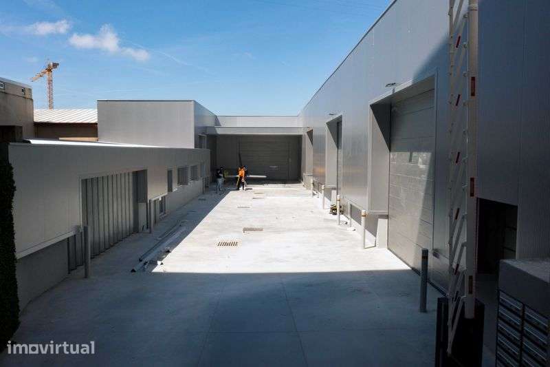 Armazém 210m2 - Vilar do Paraíso - Grande imagem: 2/5