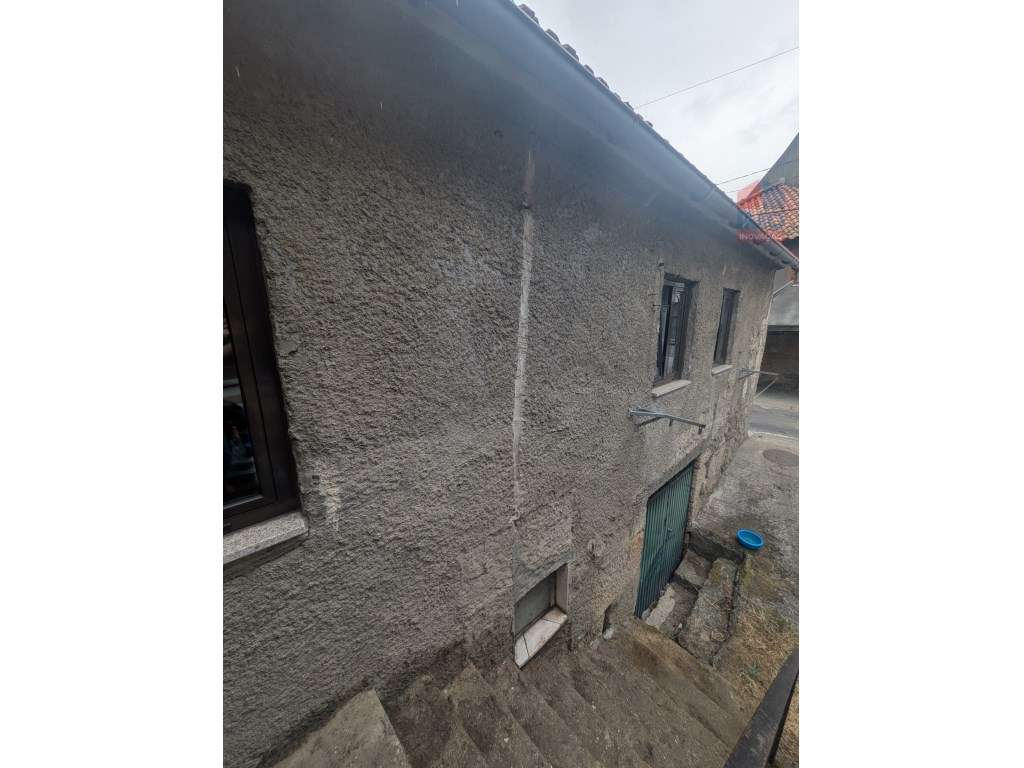 MORADIA T2 COM POTENCIAL PARA HABITAÇÃO OU INVESTIMENTO PERTO DO HO... - Grande imagem: 3/15