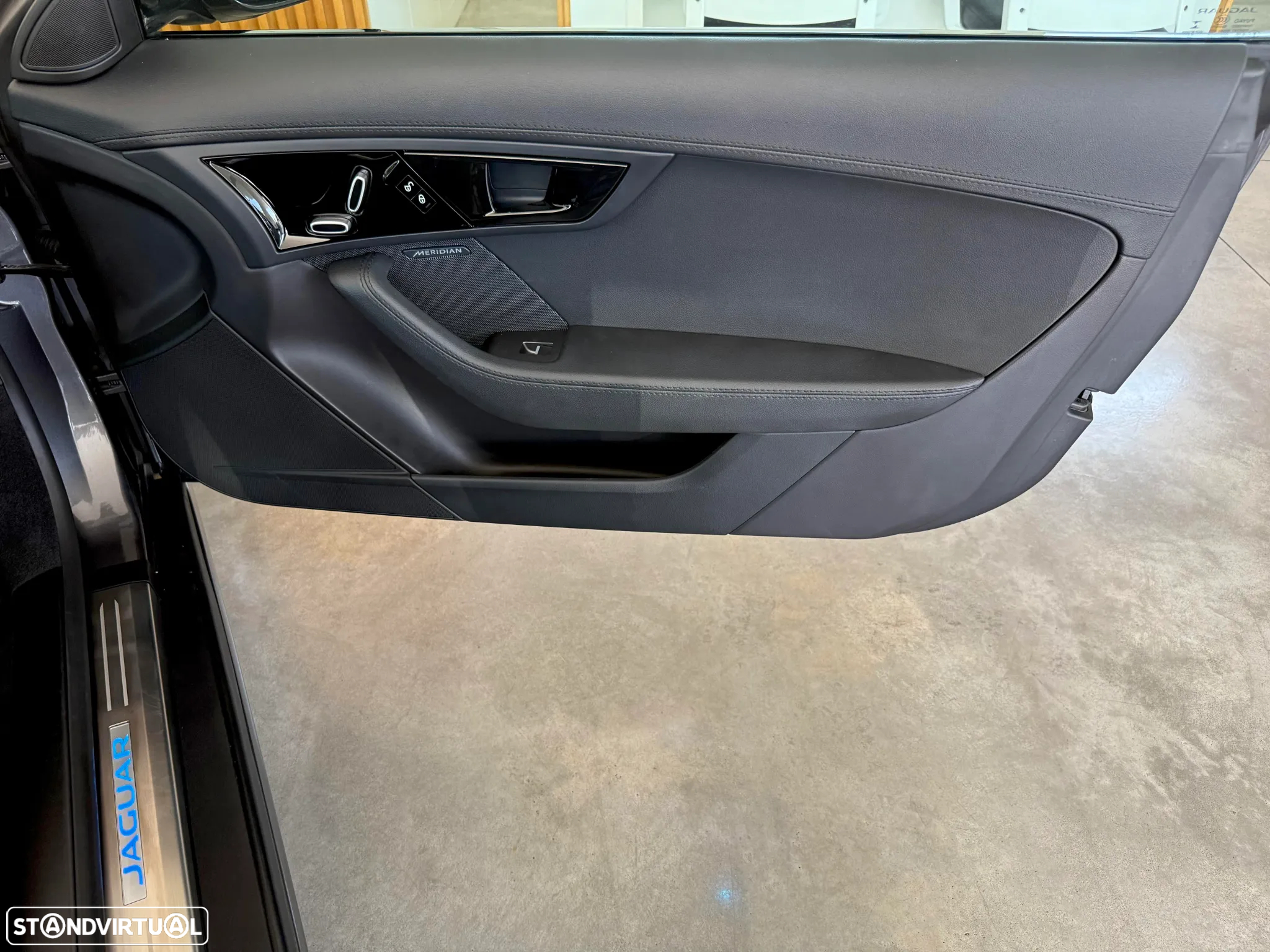 Jaguar F-Type 2.0 i4 R-Dynamic Black - 42