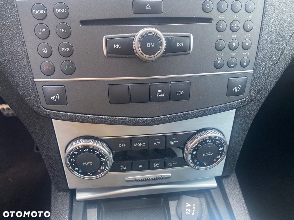Mercedes-Benz Klasa C 180 CGI BlueEFFICIENCY Avantgarde - 31