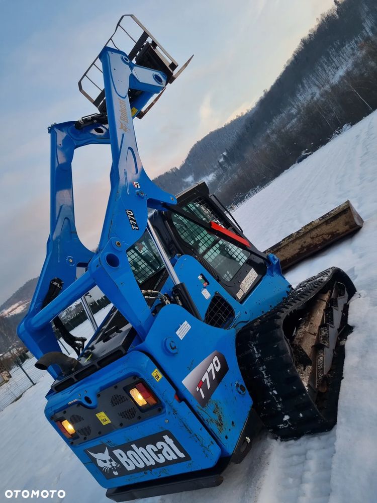 Bobcat T770 Ładowarka Gąsienicowa Udzwig 2,5 tony. Amerykańska potężna Ładowarka 2021rok  654mth z Norwegii! KLIMA! Potężna Moc silnik Turbodoładowany bobcat 100km! Widły łyżka. Linie Hydrauliczne dodatkowe. Aktualna DEKRA 2026r. Podzespoły gąsienice zero zużycia! Cała maszyna sterowana z dżojstika! - 3
