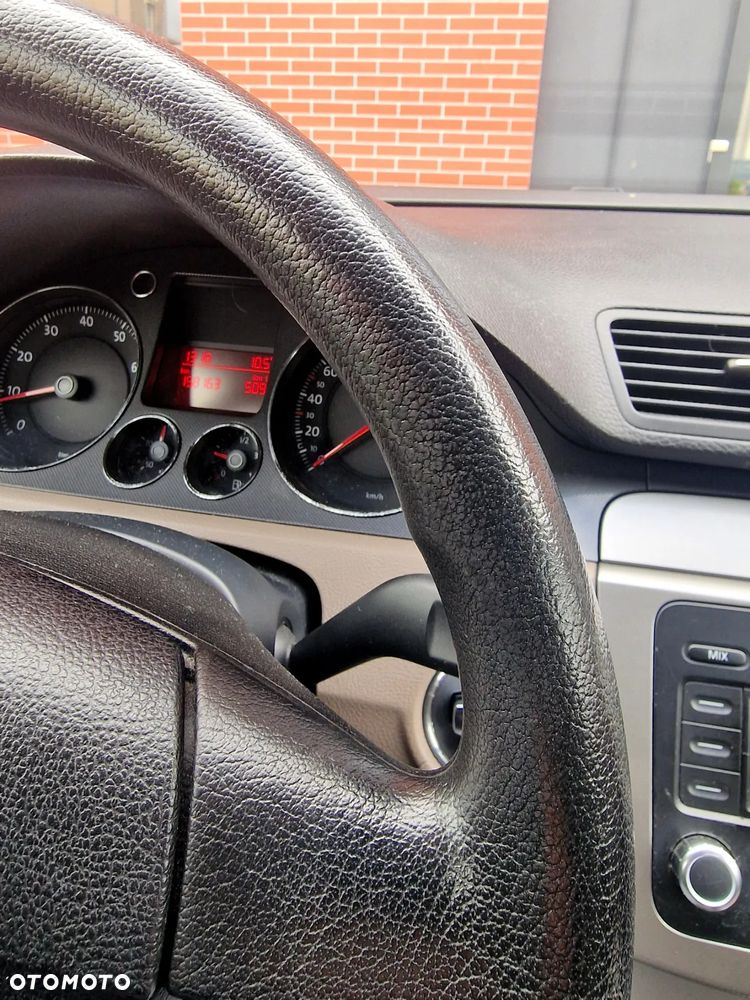 Volkswagen Passat 1.6 FSI Comfortline - 16