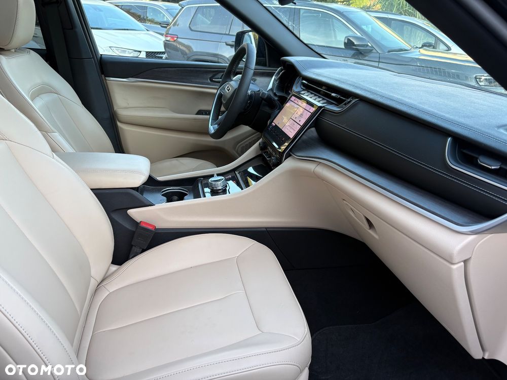 Jeep Grand Cherokee - 24