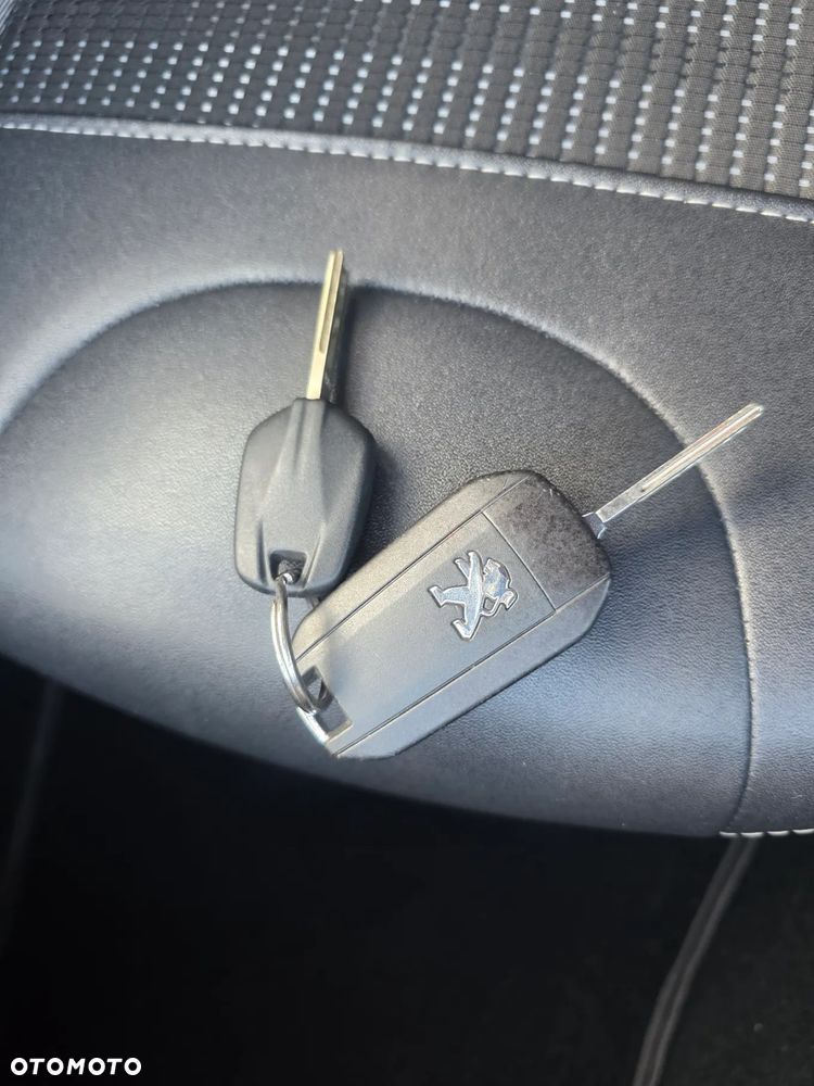 Peugeot 2008 1.2 Pure Tech Allure S&S EAT6 - 32