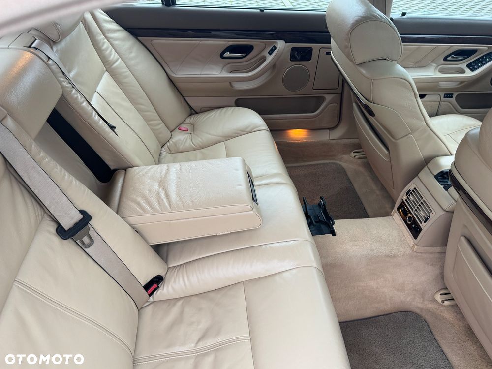 BMW Seria 7 750i - 27
