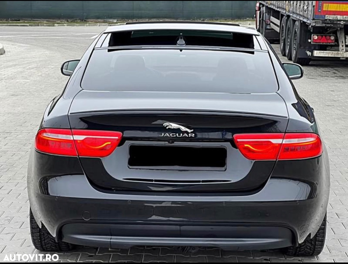 Jaguar XE 2.0 R-Sport - 4