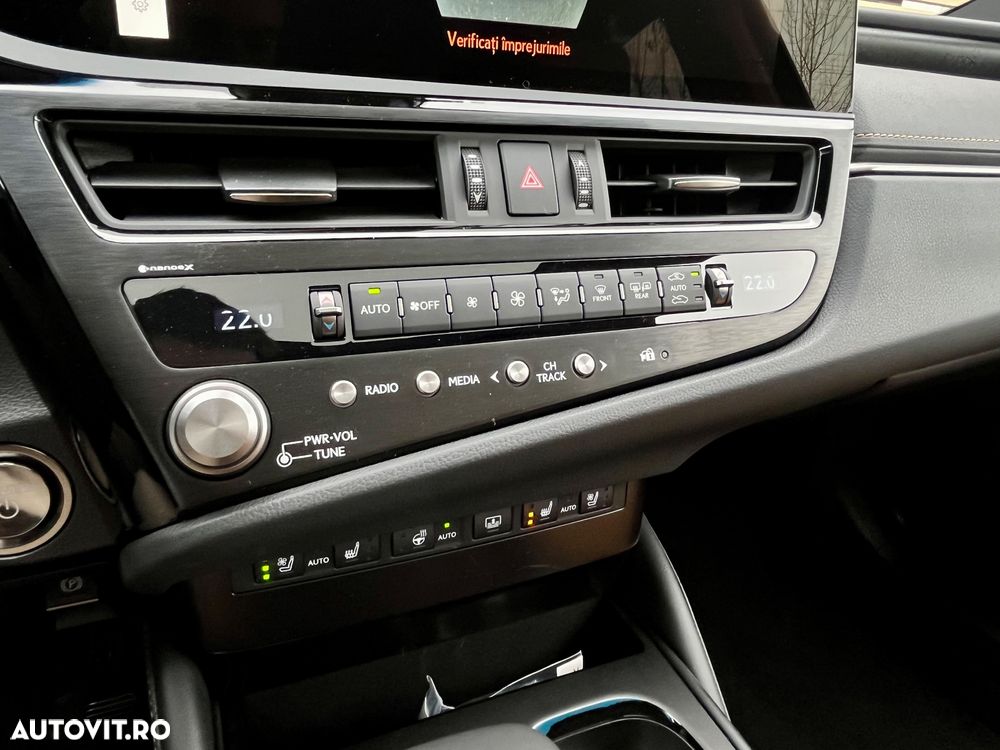 Lexus Seria ES 300h 2.5 TNGA HV 25H- 4X2 CVT Executive - 24