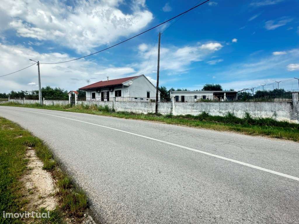 Magnifica moradia T3 com terreno e anexos situada na Horta da Vilar... - Grande imagem: 2/12