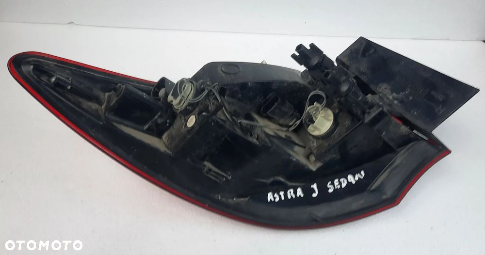 OPEL ASTRA J SEDAN LAMPA TYLNIA PRAWA  25870154 25870153 - 5