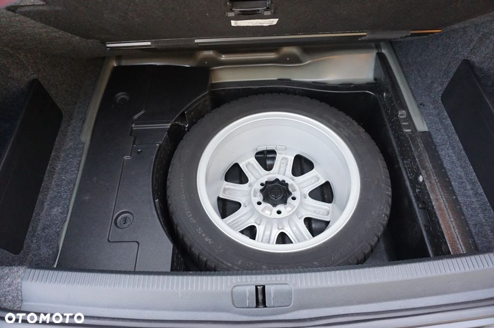 Volkswagen Passat 1.6 Comfortline Family - 38