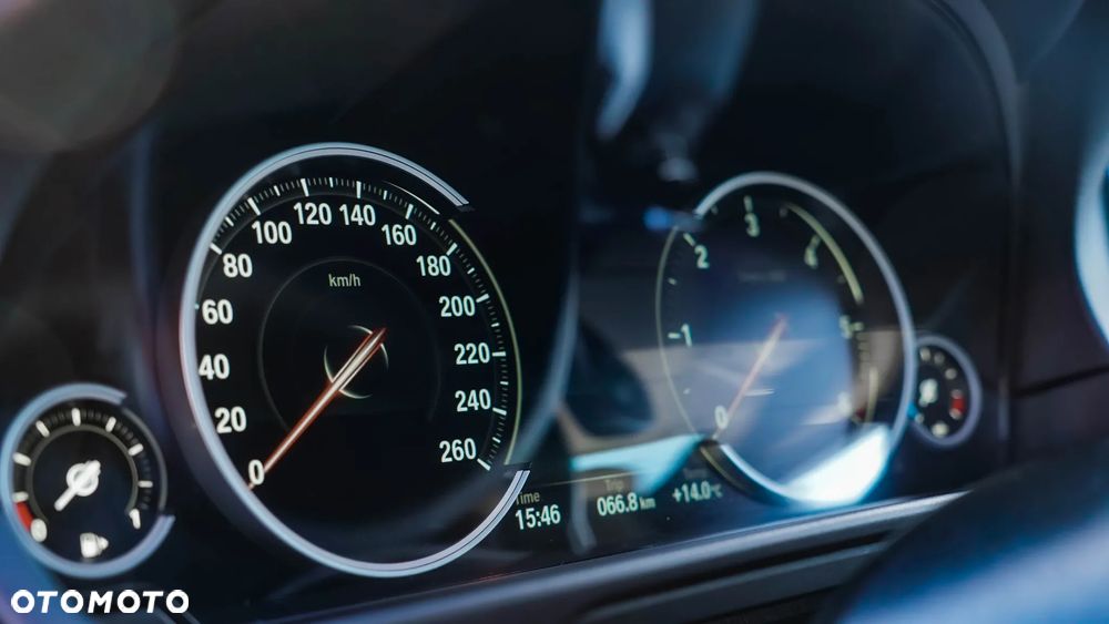 BMW Seria 5 520d xDrive - 14