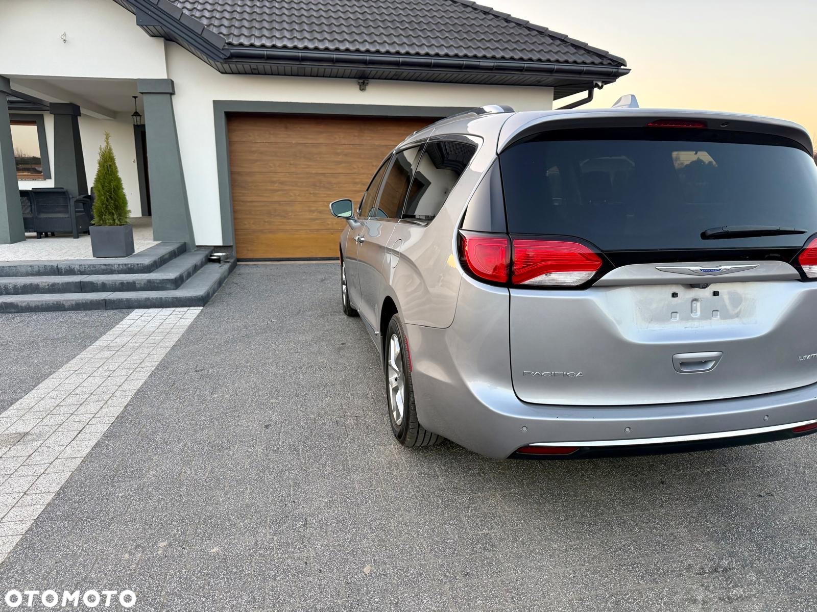 Chrysler Pacifica - 12