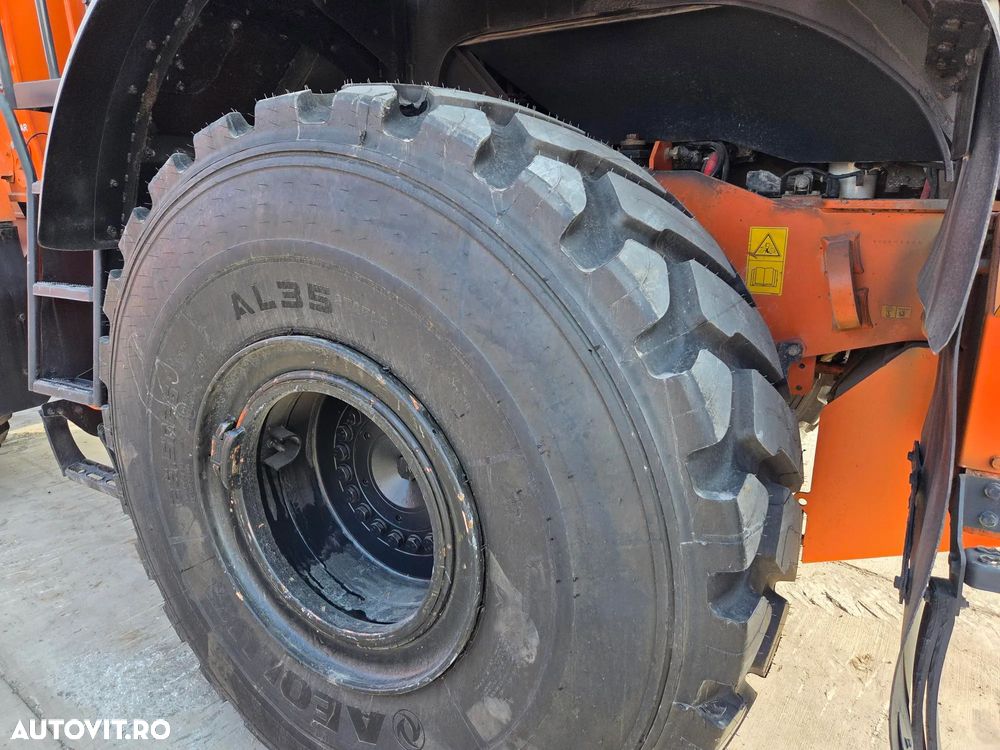 Hitachi Cupa 5mc, 28tone, ANVELOPE NOI, VIRARE prin JOYSTICk, Gresare automata, Inaltiime basculare cupa 4,3m, Lama noua la cupa, produs in JAPONIA, camera luat vederi spate, posibilitate leasing, motor 282 CP, STARE BUNA, PROMOTIE 86.900 EUR+tva - 26