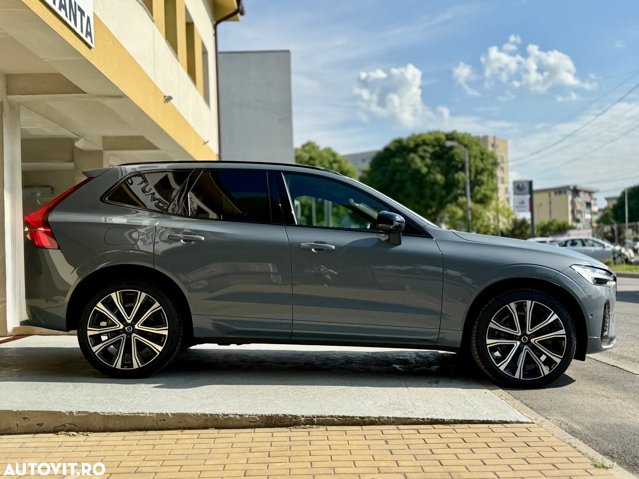 Volvo XC 60 B4 MHEV AT8 AWD R-Design - 8