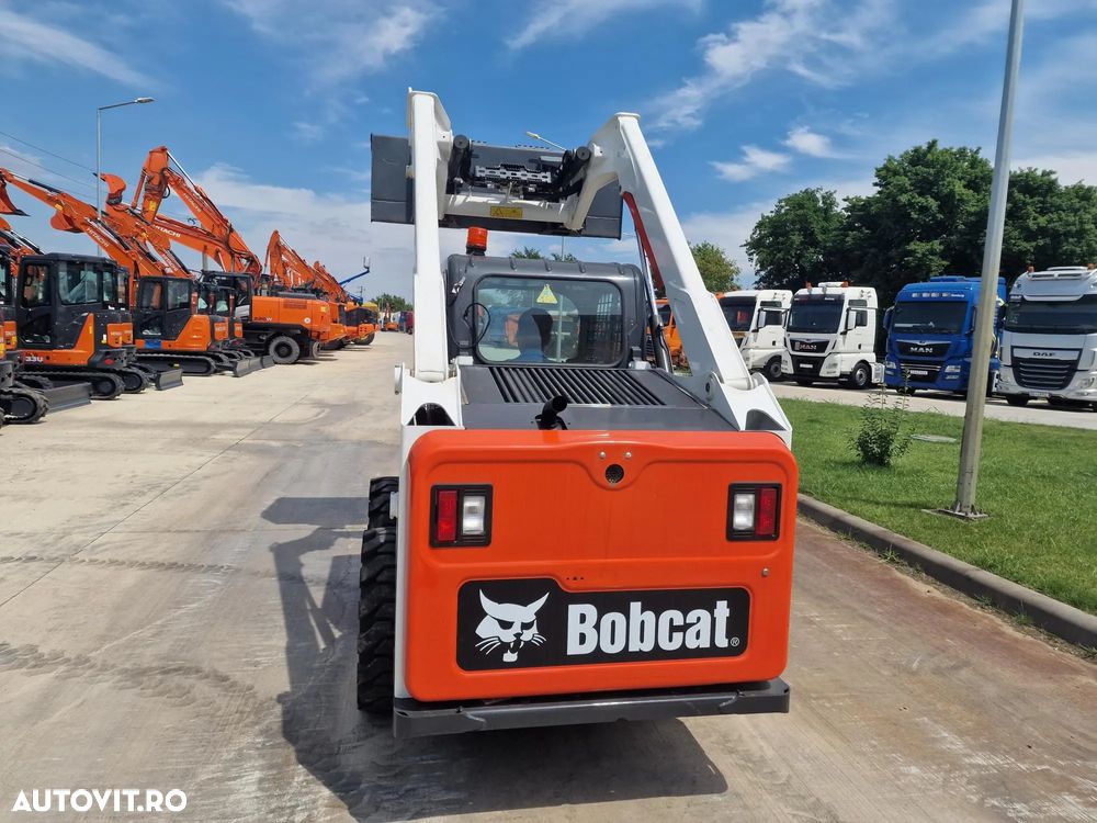Bobcat S510, ANVELOPE PLINE, USA CABINA, AER CONDITIONAT, ridica 810kg, motor 55CP Kubota, Masa operatinalal 2,8t, L 3,4m x latime 1,75m x inaltime 1,95m, cupa 1mc, posibilitate leasing 41.900 EUR+Tva - 3