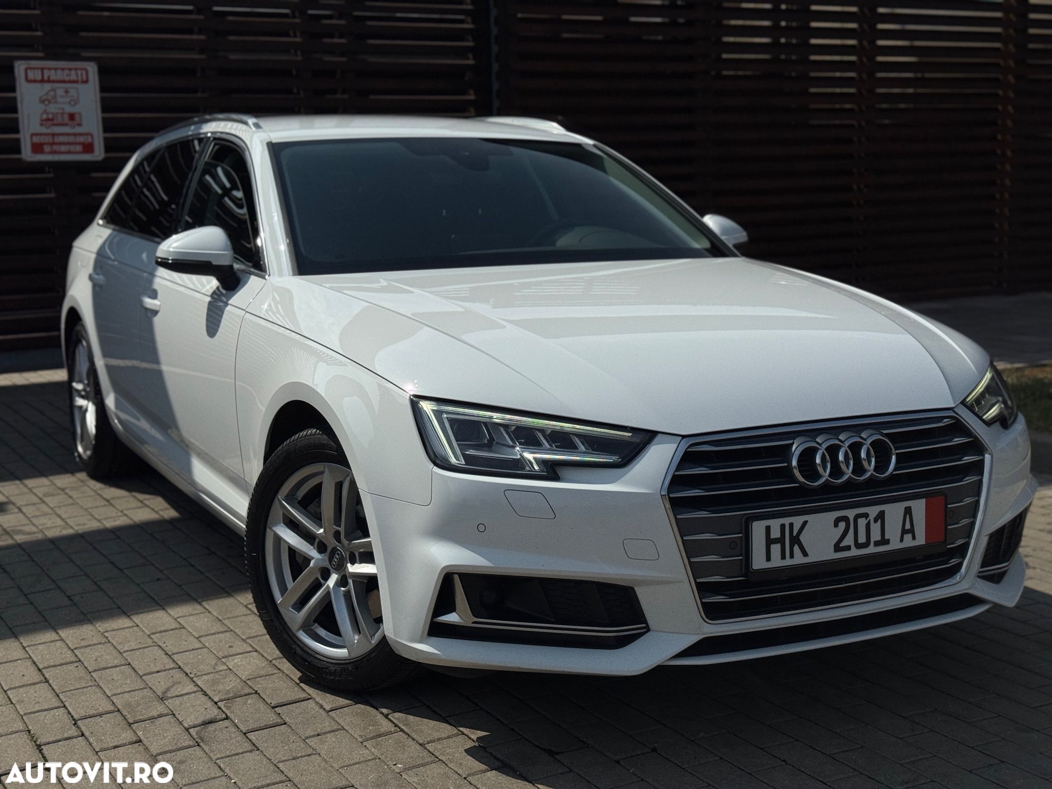 Audi A4 Avant 2.0 40 TDI S tronic S Line - 1
