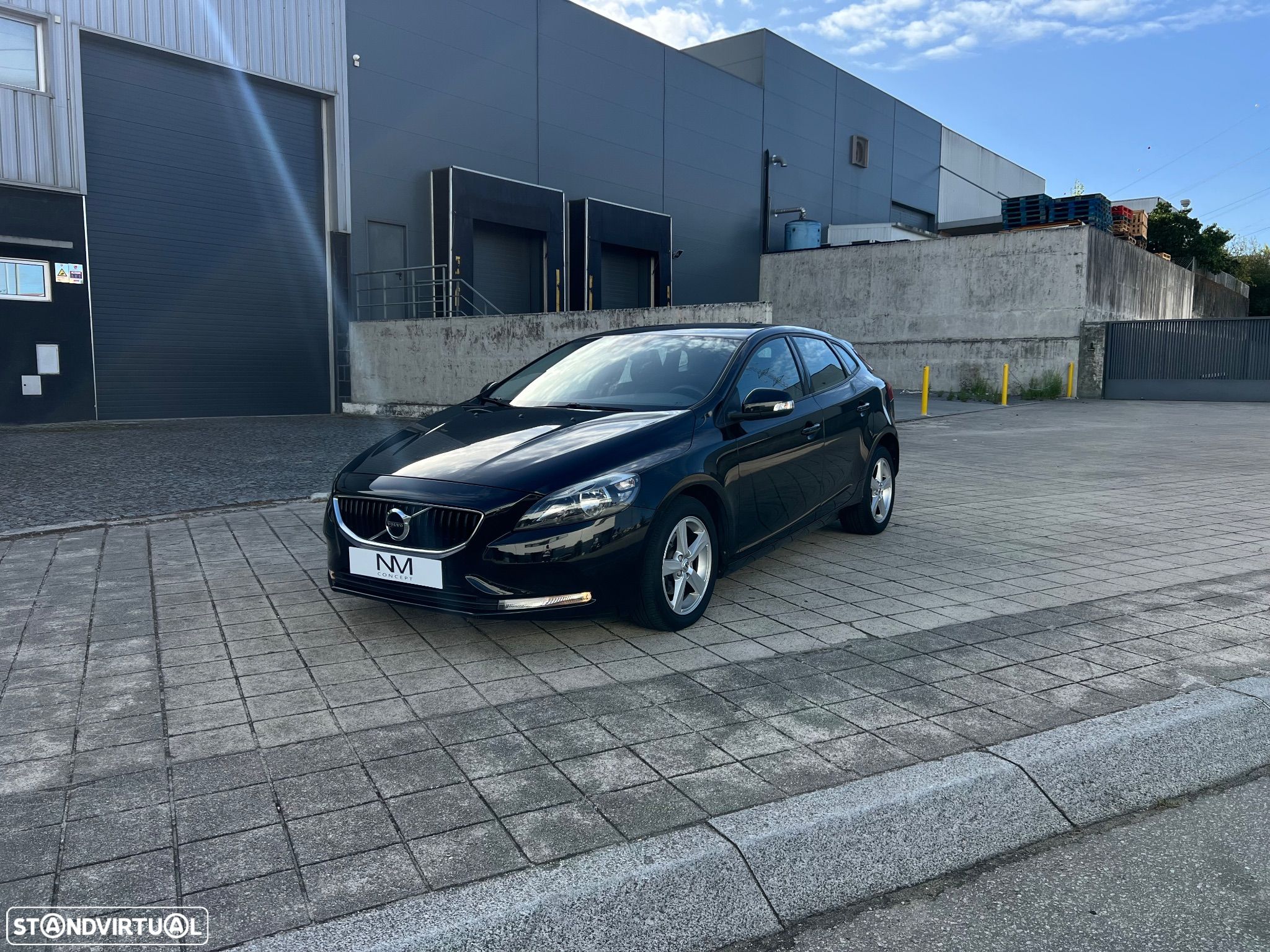 Volvo V40 2.0 D2 Momentum - 1