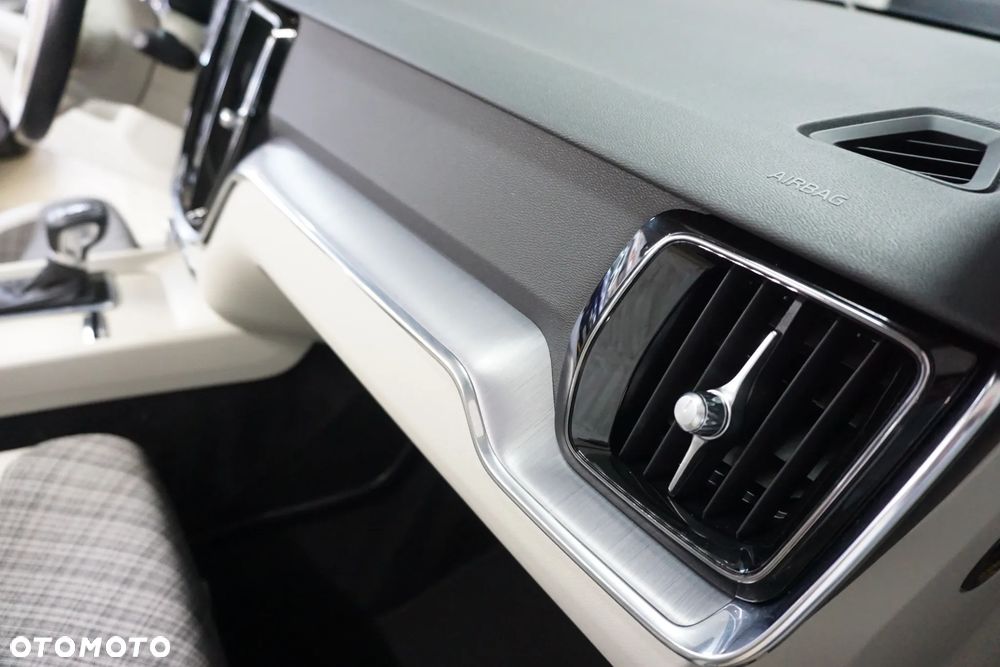 Volvo V60 D3 AWD Geartronic Momentum - 32