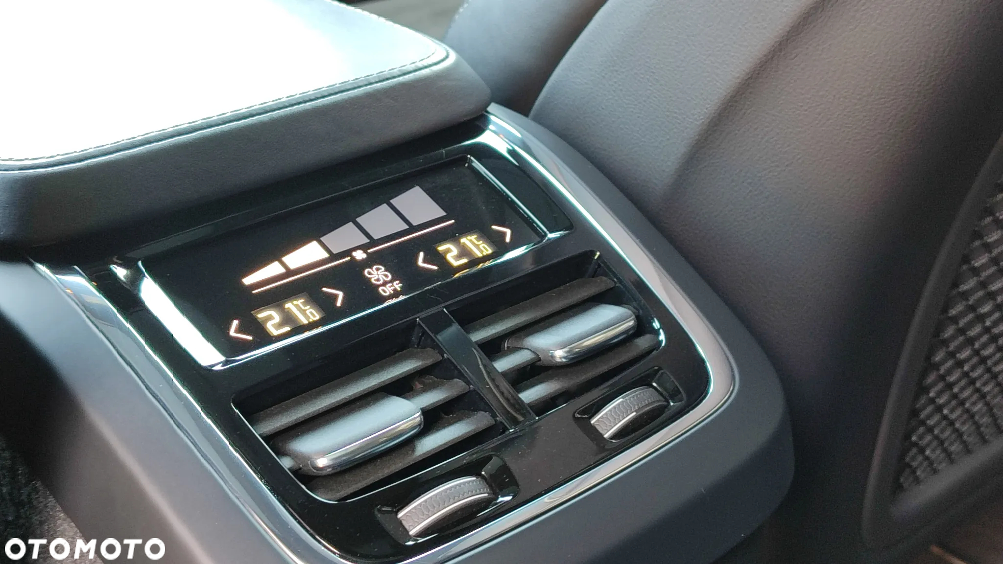 Volvo XC 90 D5 AWD R-Design 7os - 28