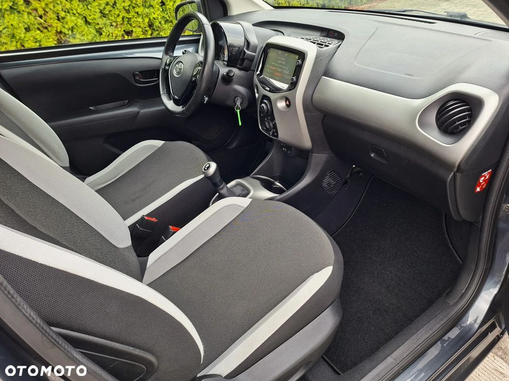 Toyota Aygo x-play touch - 10