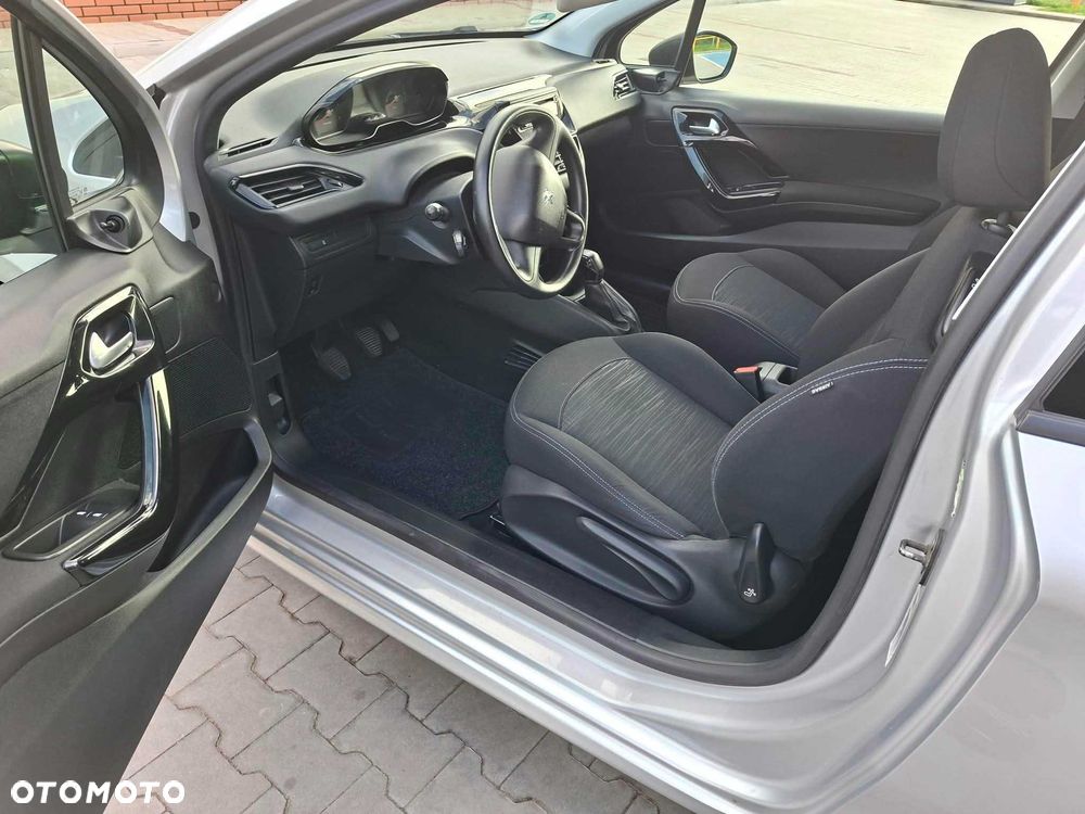 Peugeot 208 2013 photo 3