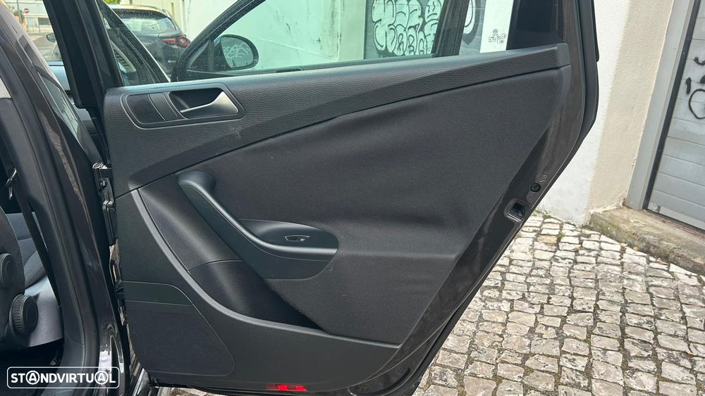 VW Passat Variant 1.6 TDI DPF BlueMotion Comfortline - 21