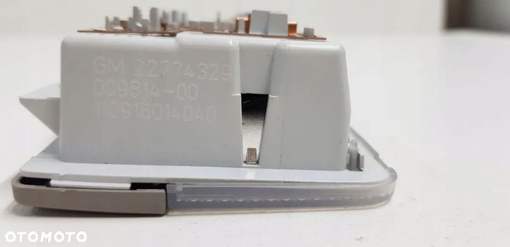 LAMPKA PODSUFITKI OŚWIETLENIE KABINY ASTRA IV J - 2