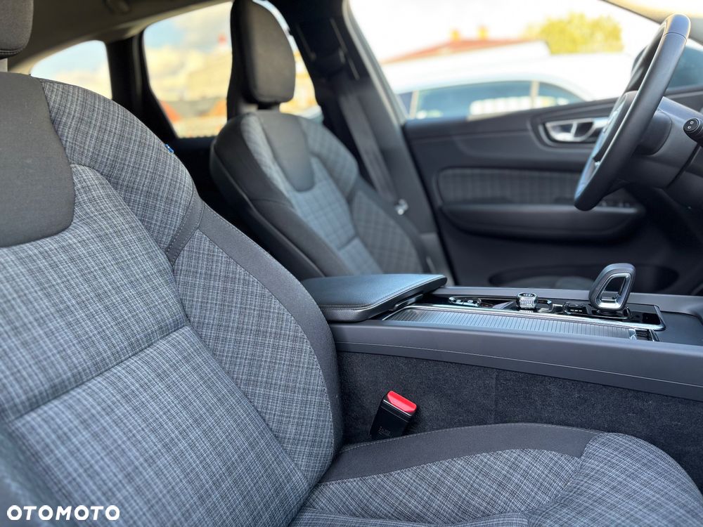 Volvo XC 60 B4 B Momentum Pro - 23