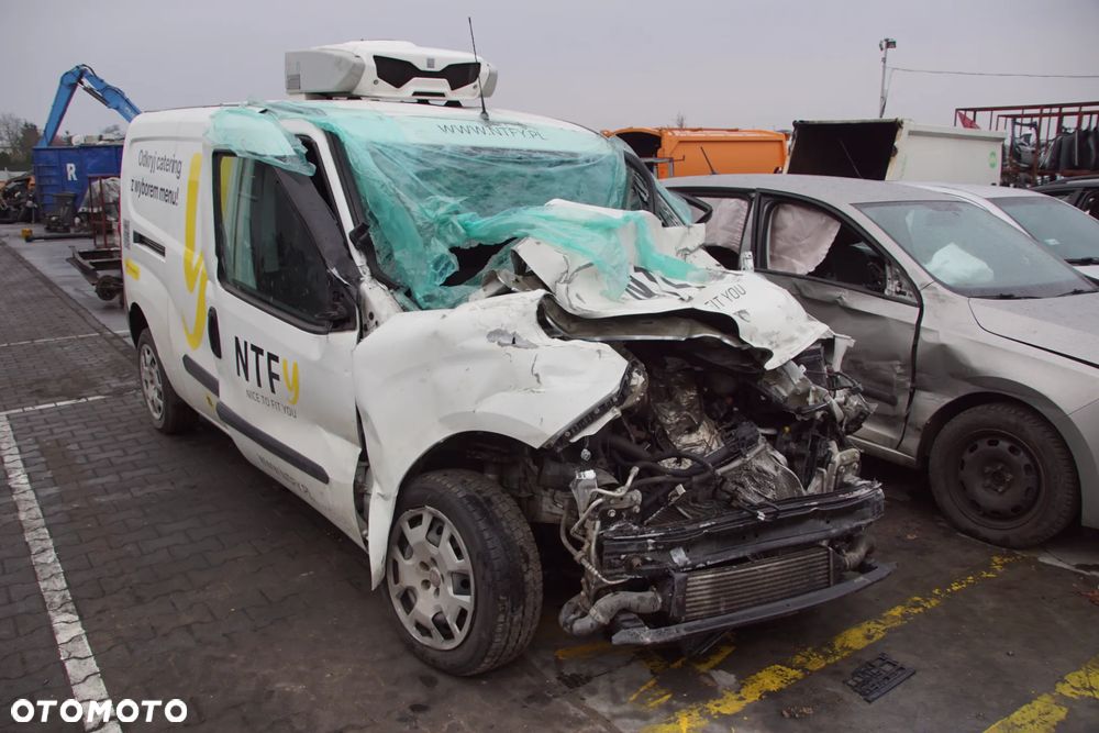 Auto na części - Fiat Doblo II Lift 1.6 Multijet 105 KM 263A8000 C635 249 2021R Silnik Skrzynia Drzwi Błotnik Zderzak Lampa Lusterko Klamka Deska Kokpit Sterownik Moduł Czujnik Licznik Panel Kierownica - 1