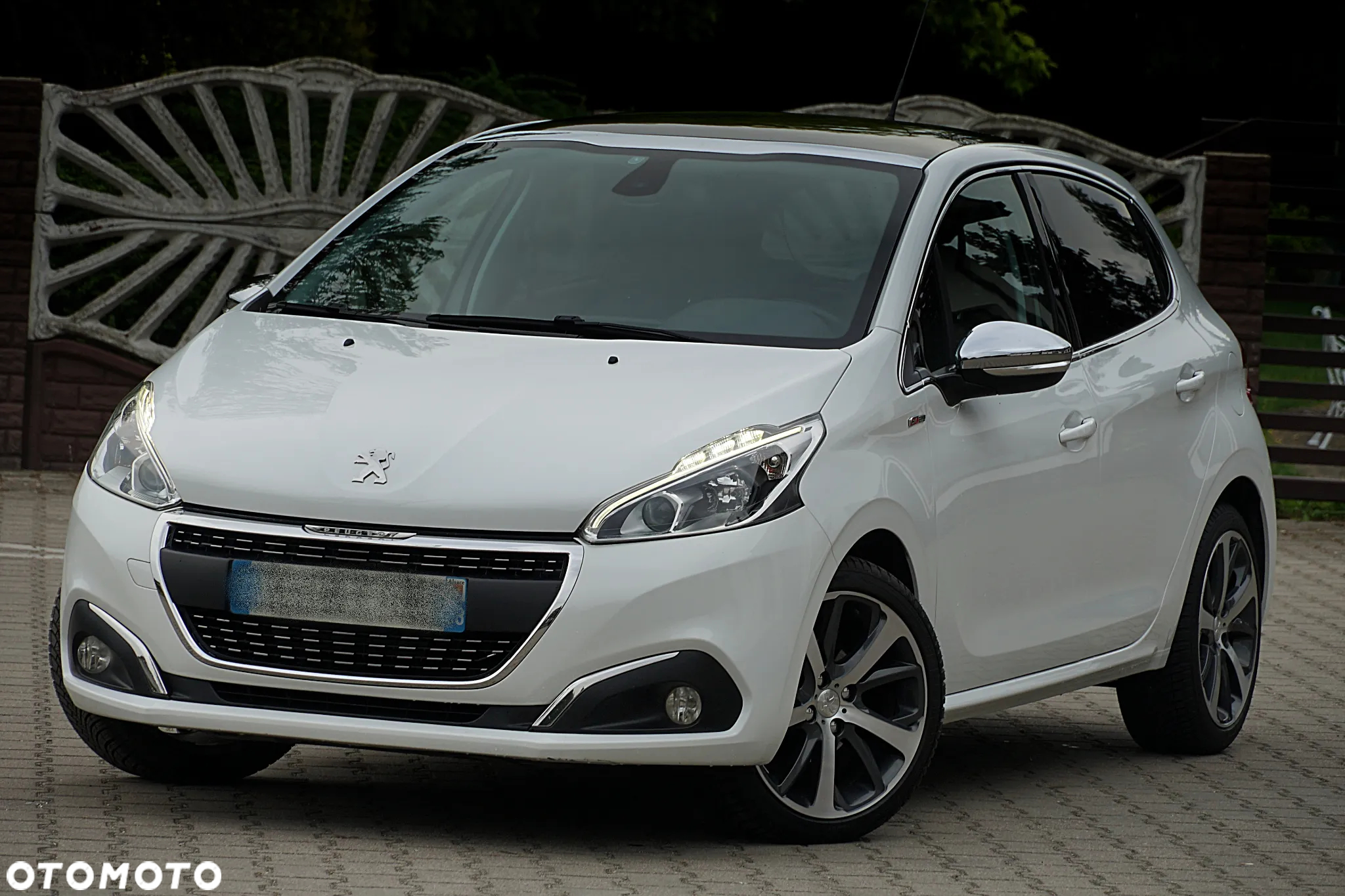 Peugeot 208 - 8