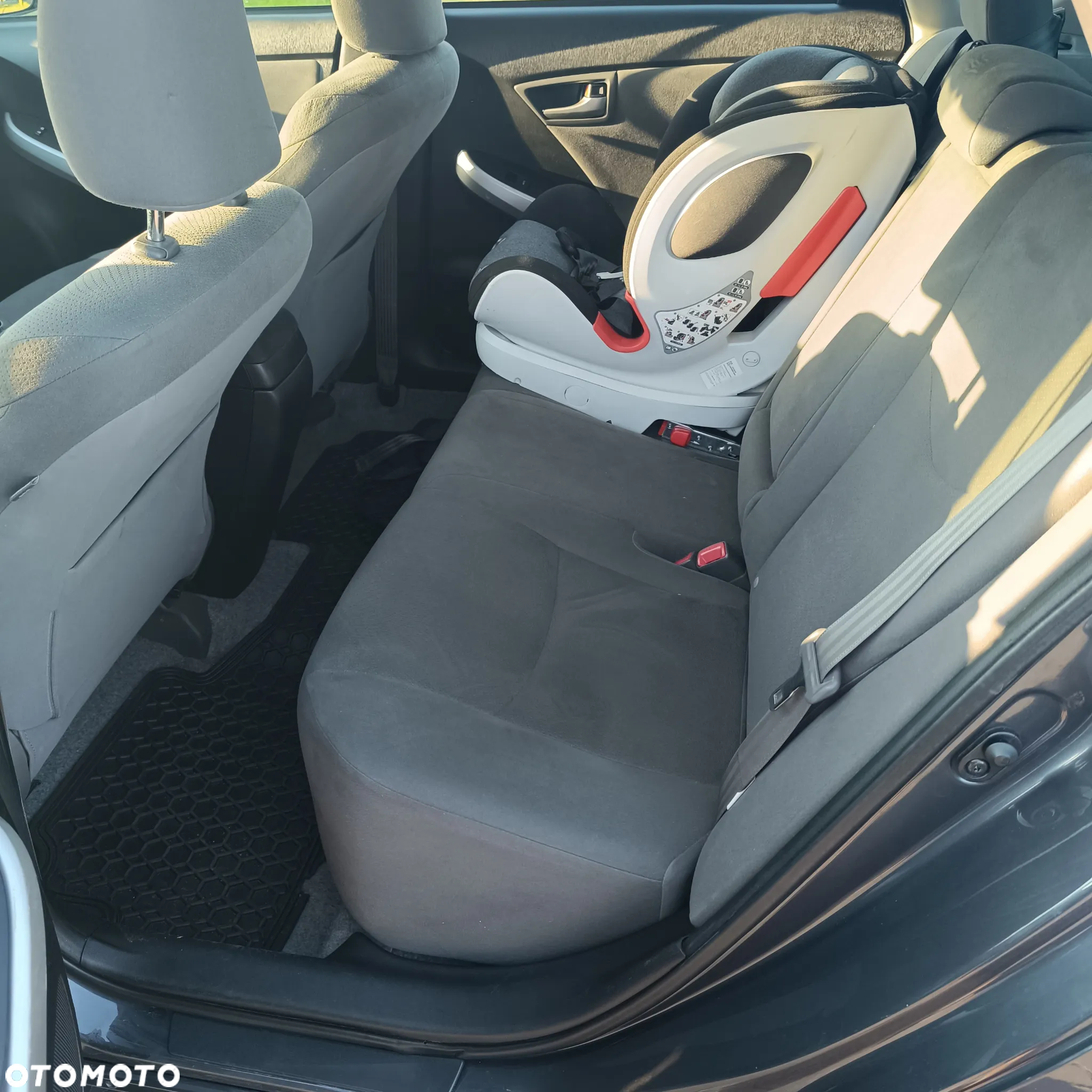 Toyota Prius (Hybrid) Life - 14