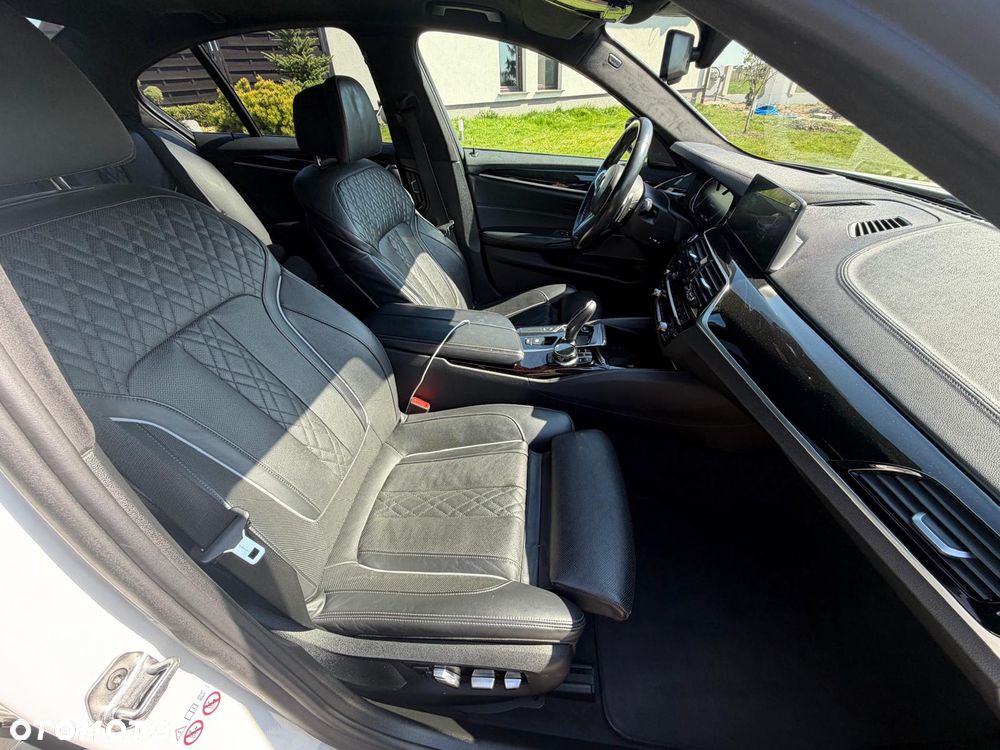 BMW Seria 5 M550i xDrive sport - 32