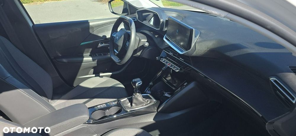 Peugeot 208 - 8