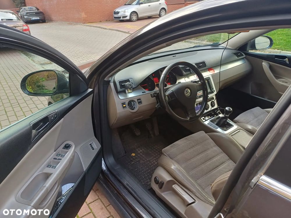 Volkswagen Passat 2.0 TDI DPF Highline - 11