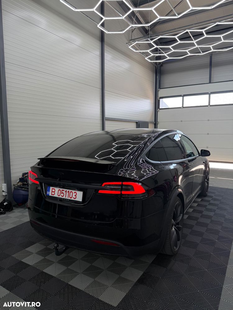 Tesla Model X - 4