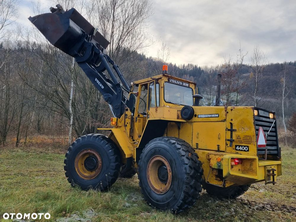 Volvo BM 4400 Ładowarka Fadroma Sprowadzona z Norwegii Widły Łyżka Bocian Wysięgnik! Aktualne badania w DEKRA! Oryginał zadbana Bez luzów i wycieków Potężna Moc. Nie pracowała w Kraju! 6 cylindrów pneumat Hamulec Opony jak Nowe - 17