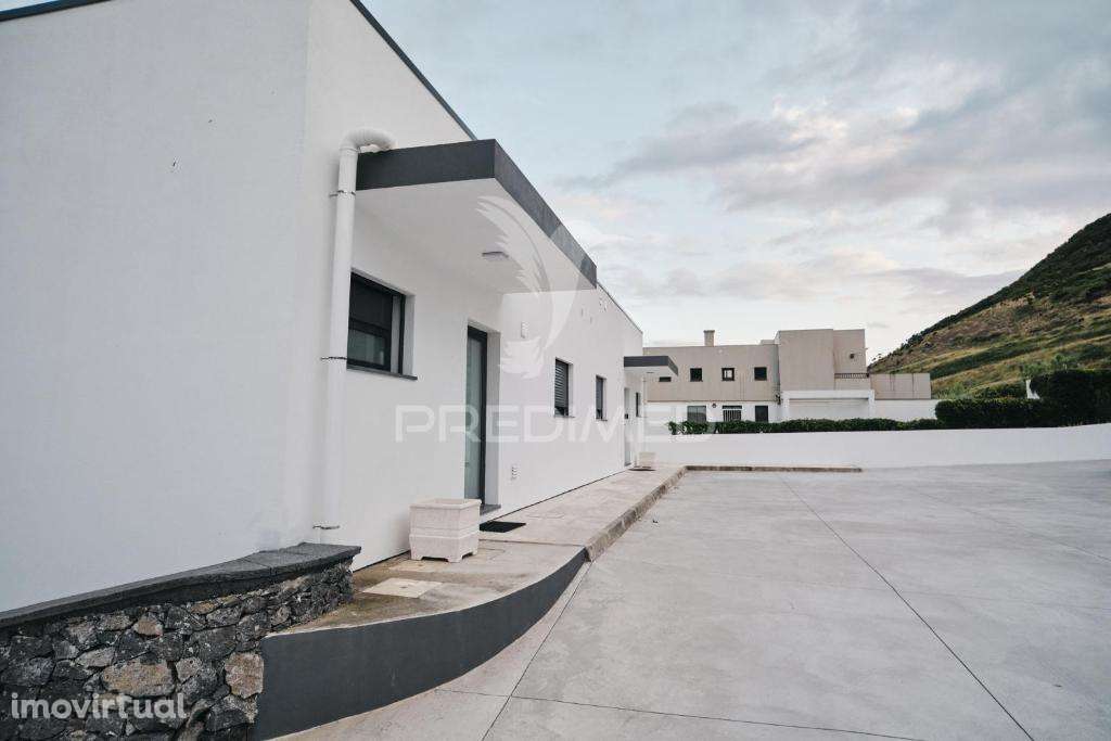 Prédio Moderno com 4 Apartamentos T1 Equipados – Centro da Vila das... - Grande imagem: 2/28